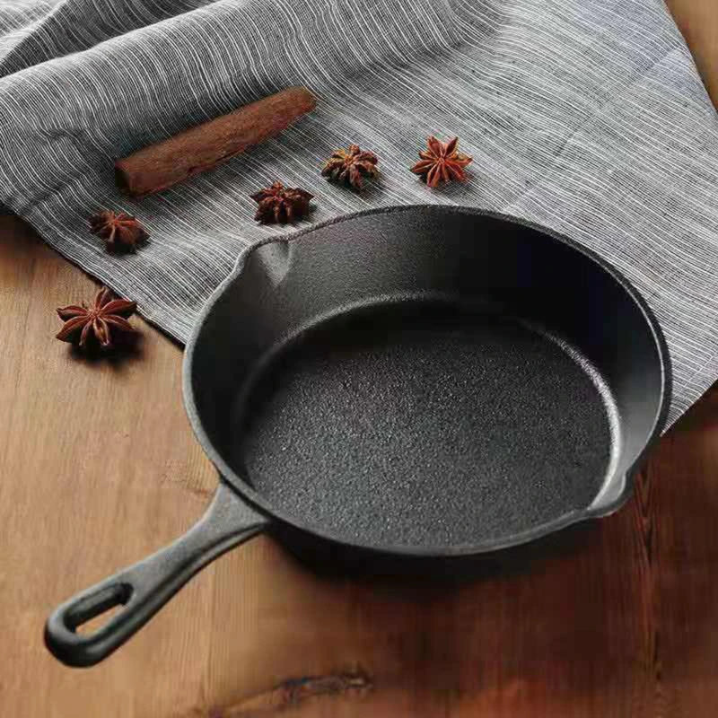 Pre-Seasoned Cast Iron Mini Frying Pan – 10cm Non-Stick Skillet – Ideal for Mini Steaks, Eggs, Pancakes & More – Compatible with Gas, Electric & Induction Hobs (Handle Options: Cast Iron or Wooden)