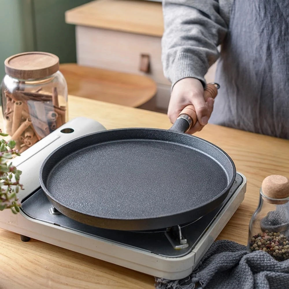Pre-Seasoned Cast Iron Frying Pan – Round Griddle Skillet with Long Handle – Great for Eggs, Steaks, Pancakes & Campfire Cooking (20cm)