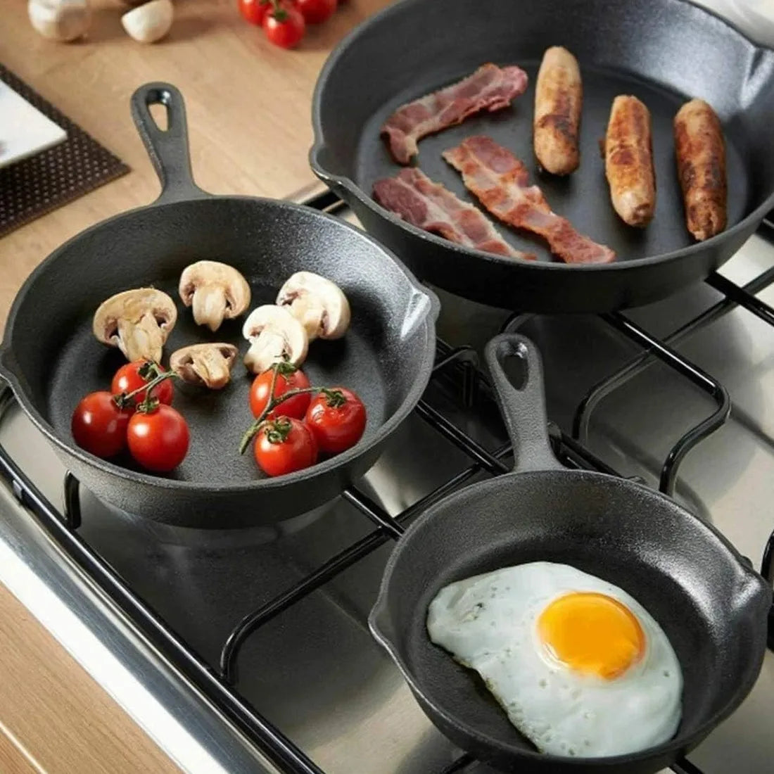 3 Piece Cast Iron Skillet Set with Brush & Heat Resistant Gloves – Pre-Seasoned Frying & Griddle Pans 16cm, 20cm & 26cm – Best for Searing, Frying & Oven Roasting