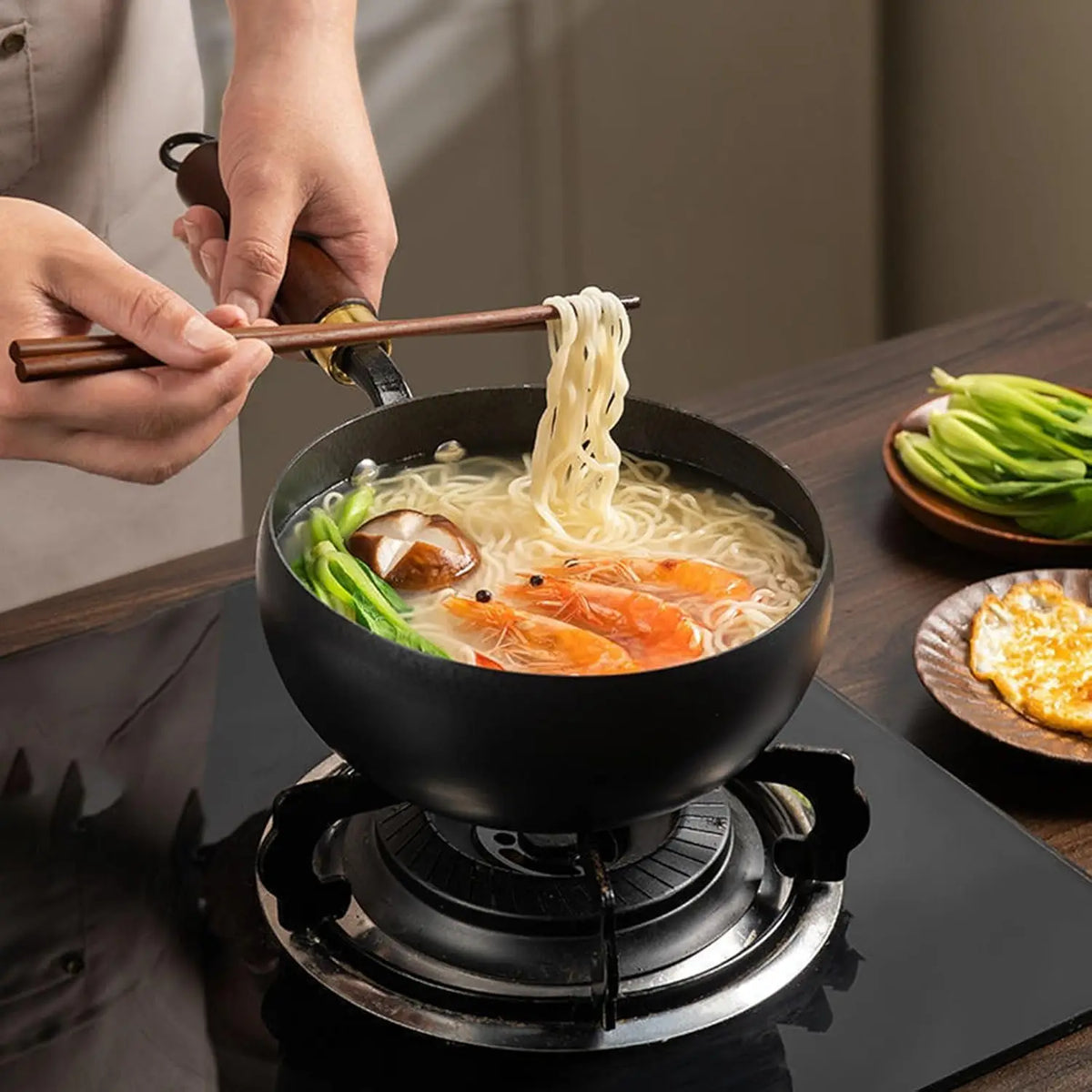 Iron Frying Pan with Beech Wood Lid – Hand-Forged Uncoated Wok-Style Pan – Best for Frying, Stewing & Deep Frying – Available in 24cm & 28cm