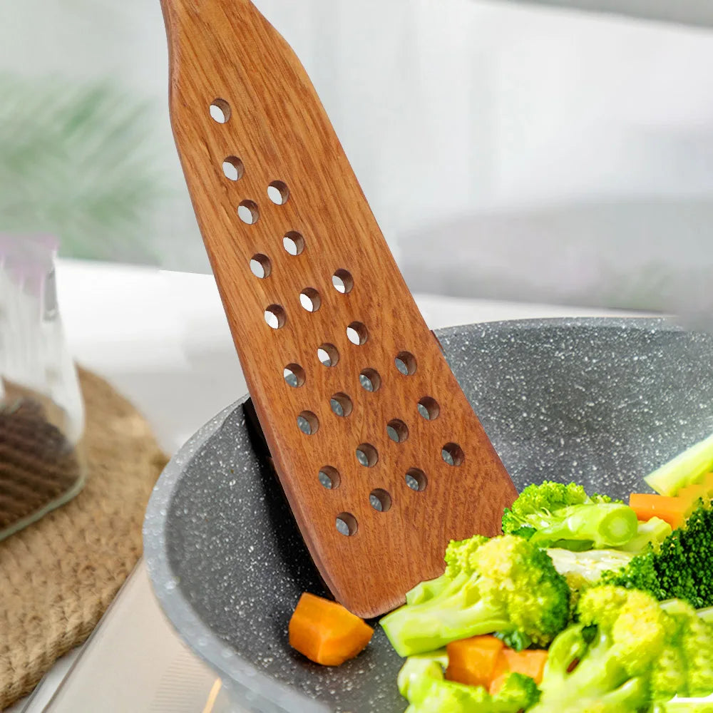 Wooden Slotted Spatula with 24 Holes – Natural Wood Curved Turner for Non-Stick Pans – Ideal for Eggs, Fish & Steaks (33cm)