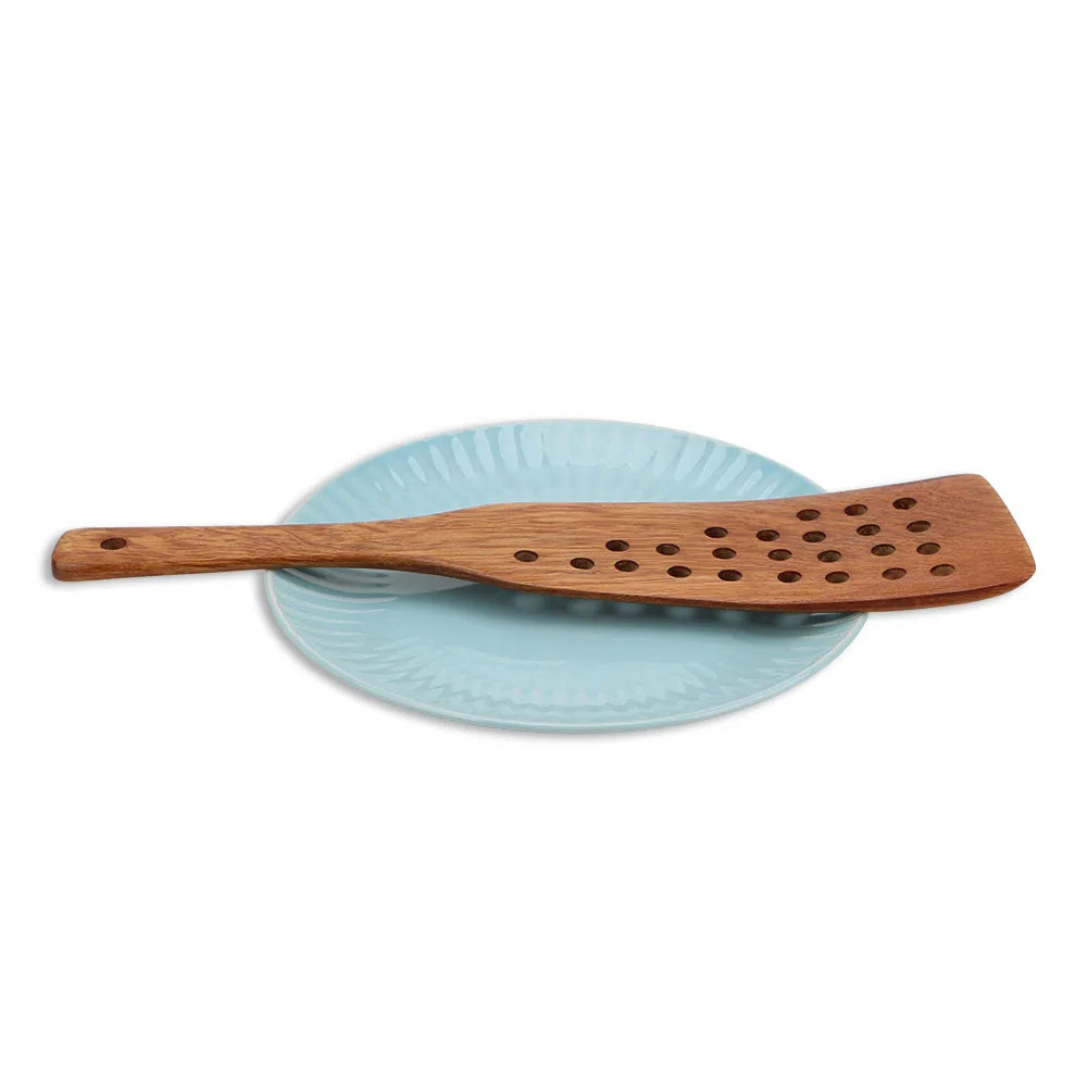 Wooden Slotted Spatula with 24 Holes – Natural Wood Curved Turner for Non-Stick Pans – Ideal for Eggs, Fish & Steaks (33cm)