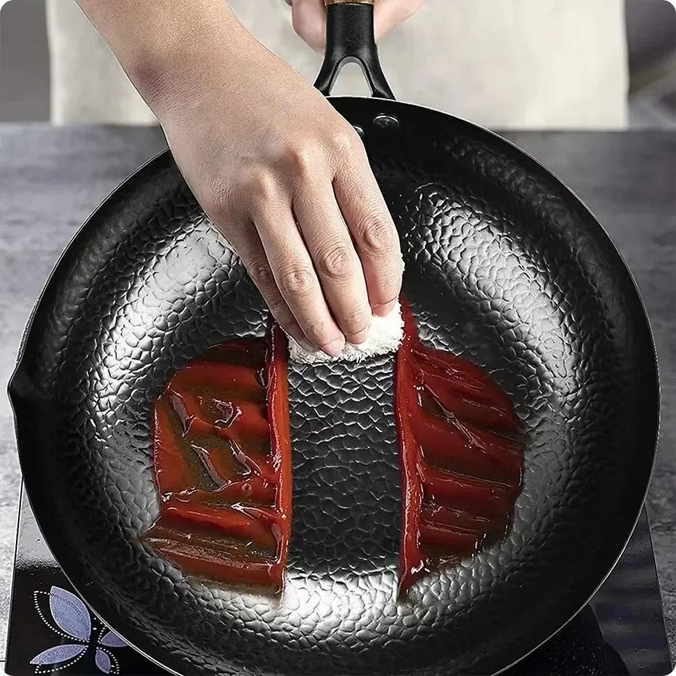 Iron Wok Pan with Wooden Handle – Uncoated Stir-Fry & Frying Pan for Gas & Induction – Great for Steaks, Pancakes & Stir-Fries (28cm)