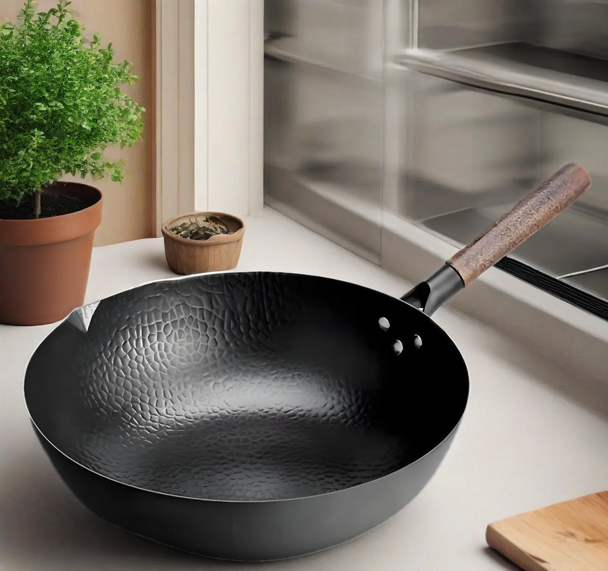 Iron Wok with Wooden Lid – Uncoated Carbon Steel Stir-Fry Wok, Restaurant Style – Ideal for Gas, Electric & Induction Hobs (32cm)