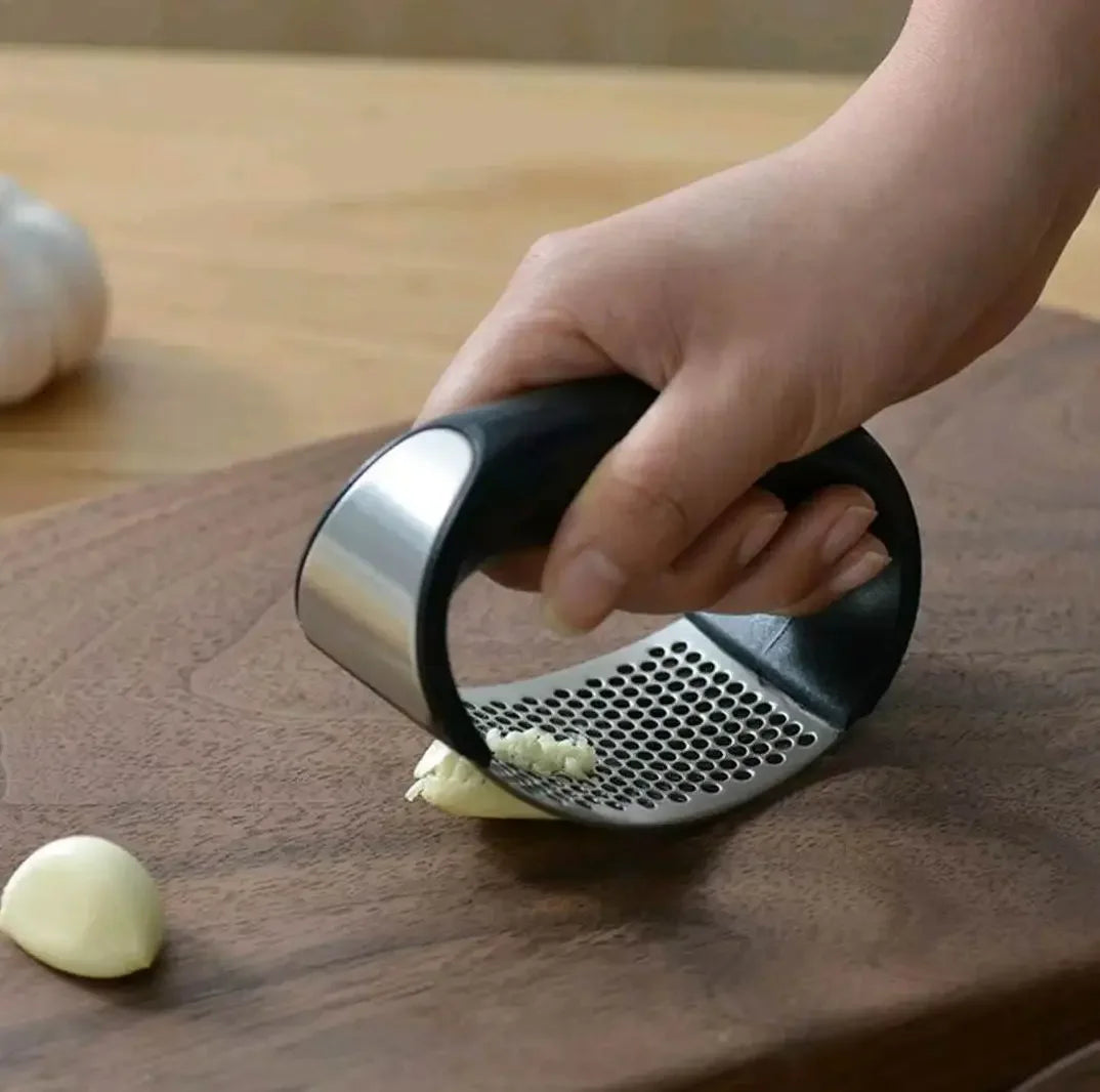 Curved Stainless Steel Garlic Press – Manual Garlic Crusher & Mincer with Ergonomic Handle – Best for Fresh Crushed Garlic & Ginger – Available in Black & Silver