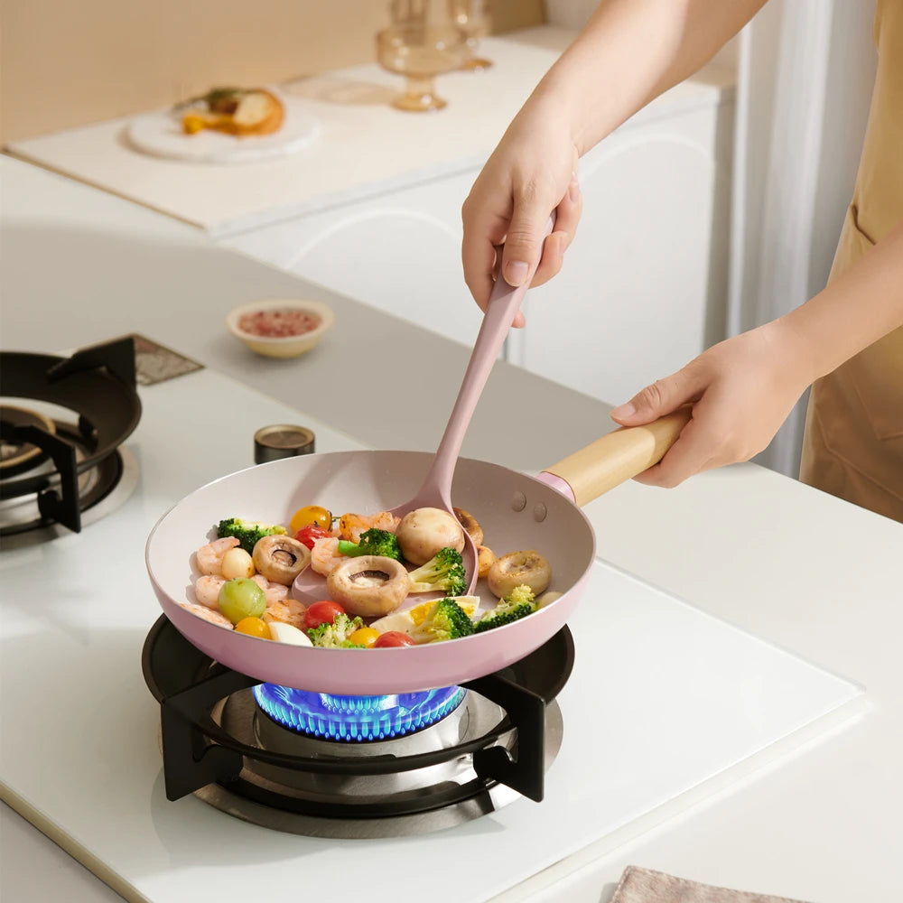 Non-Stick Frying Pan with PFAS-Free Ceramic Coating & Wooden Handle – 24cm Aluminium Alloy Omelette Pan – Works on All Cooktops: Induction, Gas & Electric – Available in White or Pink