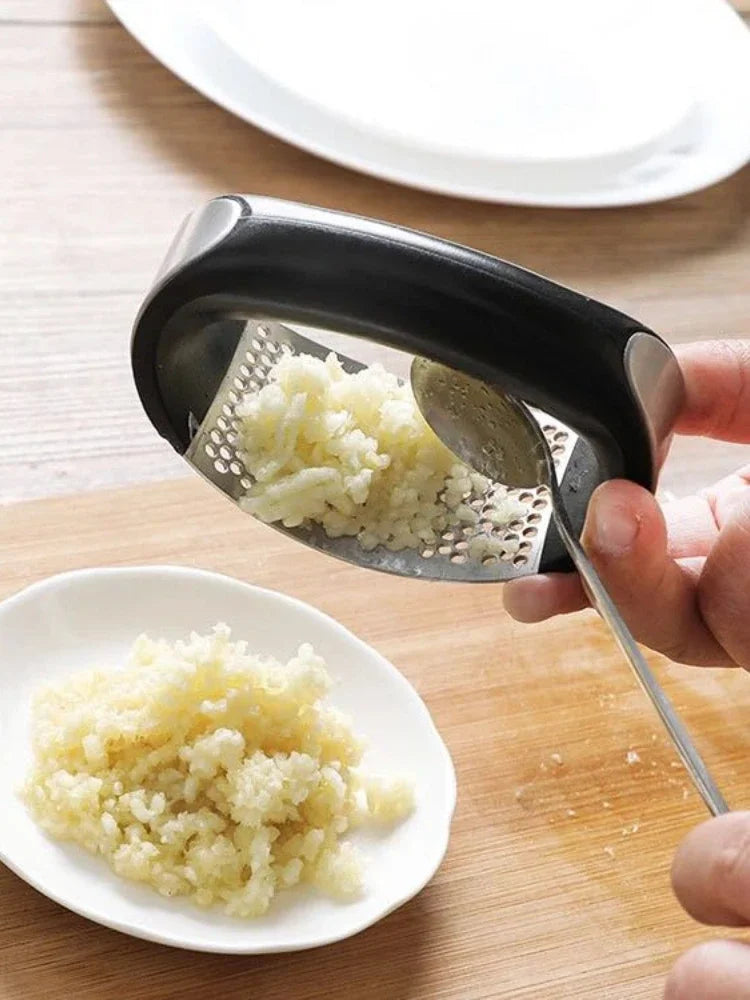 Curved Stainless Steel Garlic Press – Manual Garlic Crusher & Mincer with Ergonomic Handle – Best for Fresh Crushed Garlic & Ginger – Available in Black & Silver
