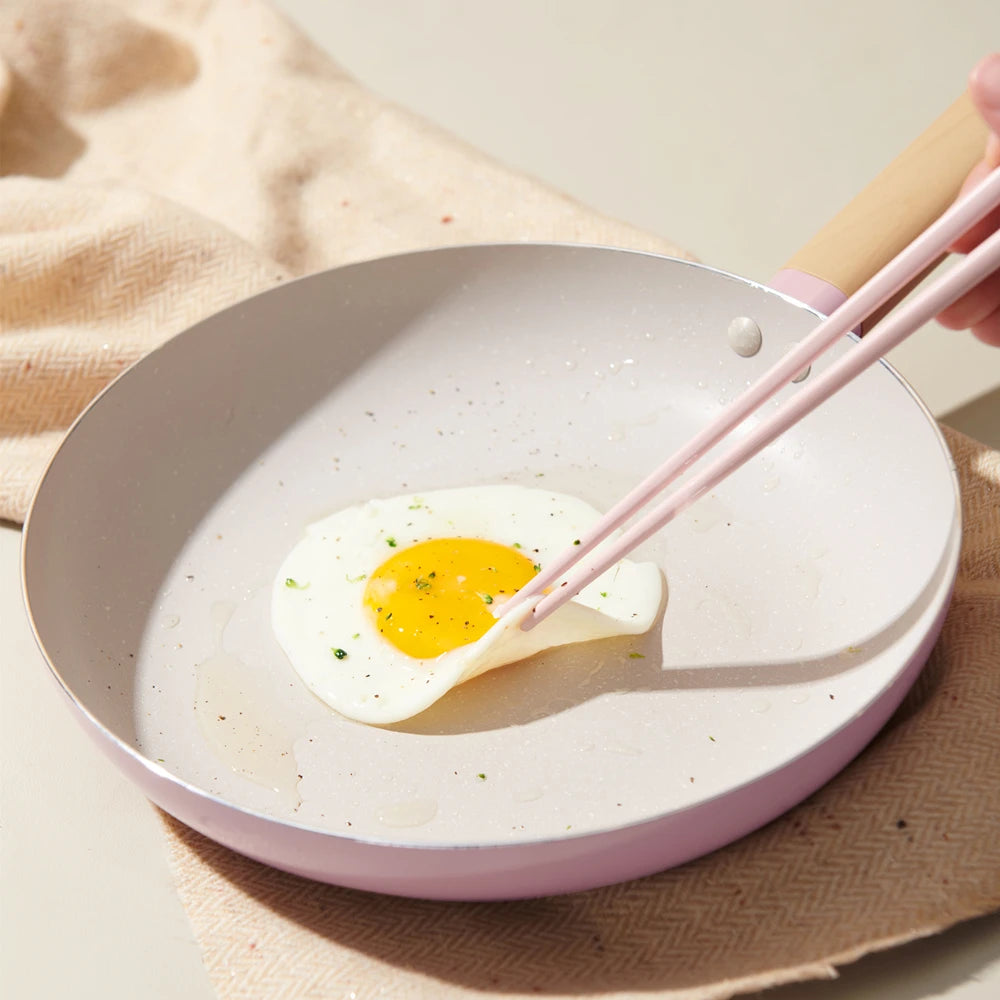 Non-Stick Frying Pan with PFAS-Free Ceramic Coating & Wooden Handle – 24cm Aluminium Alloy Omelette Pan – Works on All Cooktops: Induction, Gas & Electric – Available in White or Pink
