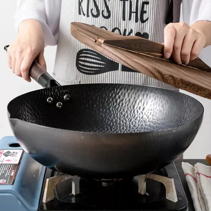 Pure Iron Wok with Wooden Cover – Non-Coated Household Stir-Fry Wok for Gas, Electric & Induction – Great for Everyday Family Stir-Fries (32cm)