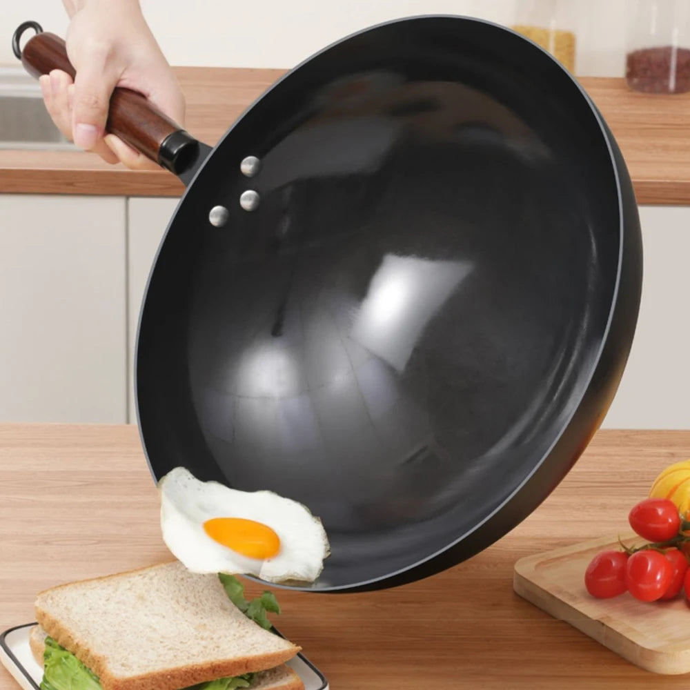 Iron Wok with Wooden Handle – Traditional Hand-Forged Deep Round Bottom Stir-Fry Wok – Great for Stir-Frying & Deep Frying on Gas Hobs – Available in 30cm & 32cm