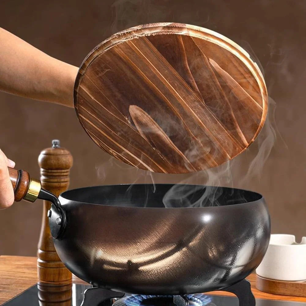 Deep Iron Wok with Wooden Lid – Hand-Hammered Uncoated Belly Wok for Stir-Frying, Stewing & Searing – Best for All Hobs (26cm)