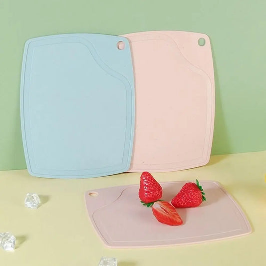 Mini Fruit Chopping Board with Hanger – Anti-Overflow Anti-Mould Plastic Cutting Board – Ideal for Lemons, Fruit & Snacks – Available in Blue, Green & Pink (19 x 15.5cm)