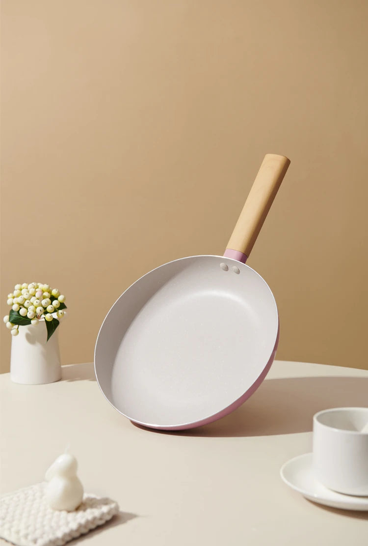 Non-Stick Frying Pan with PFAS-Free Ceramic Coating & Wooden Handle – 24cm Aluminium Alloy Omelette Pan – Works on All Cooktops: Induction, Gas & Electric – Available in White or Pink