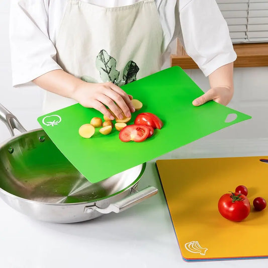 Flexible Plastic Chopping Mat – Thin Non-Slip Foldable Cutting Board for Colour-Coded Prep – Ideal for Pouring Food into Pans – Available in 6 Colours (38 x 30.5cm)