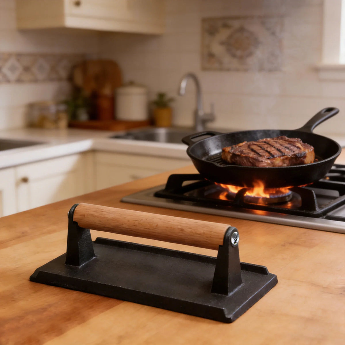 Cast Iron Burger & Steak Press with Wooden Handle – Heavy Duty Grill Press with Ridged Base – Great for Smash Burgers, Steaks & Paninis (21 x 10.5cm)