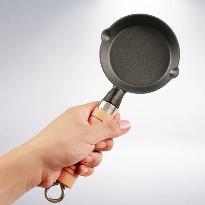 Pre-Seasoned Cast Iron Mini Frying Pan – 10cm Non-Stick Skillet – Ideal for Mini Steaks, Eggs, Pancakes & More – Compatible with Gas, Electric & Induction Hobs (Handle Options: Cast Iron or Wooden)
