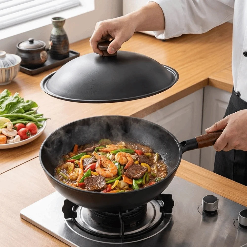 Cast Iron Wok with Lid & Wooden Handle – Traditional Hand-Forged Stir-Fry Wok with Titanium Non-Stick Finish – Perfect for Stir-Frying, Sautéing & Deep Frying (32cm)