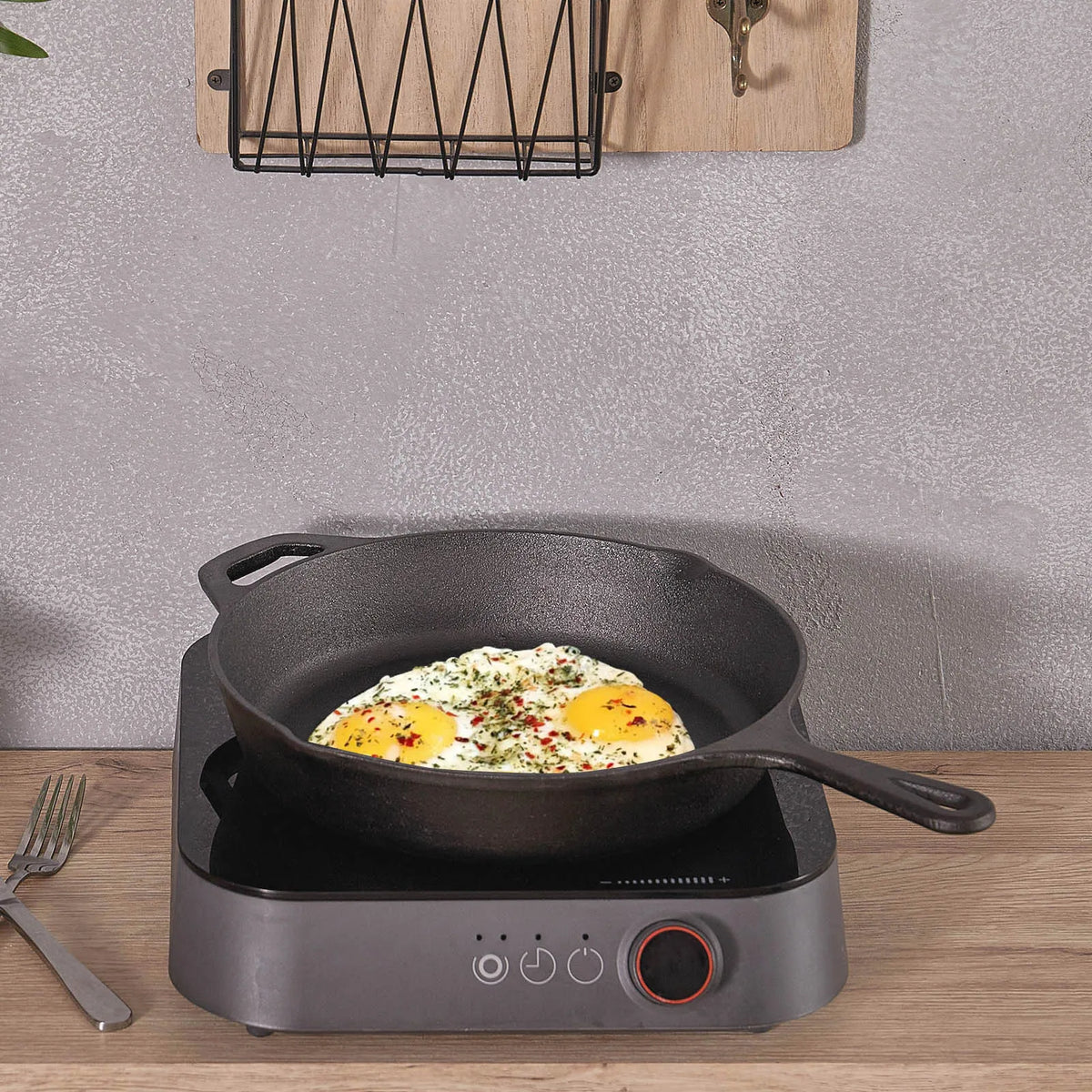 Round Cast Iron Frying Pan with Easy-Grip Handle – Heavy Duty Skillet with Hanging Loop – Great for Low-Oil Frying & Searing (26cm)