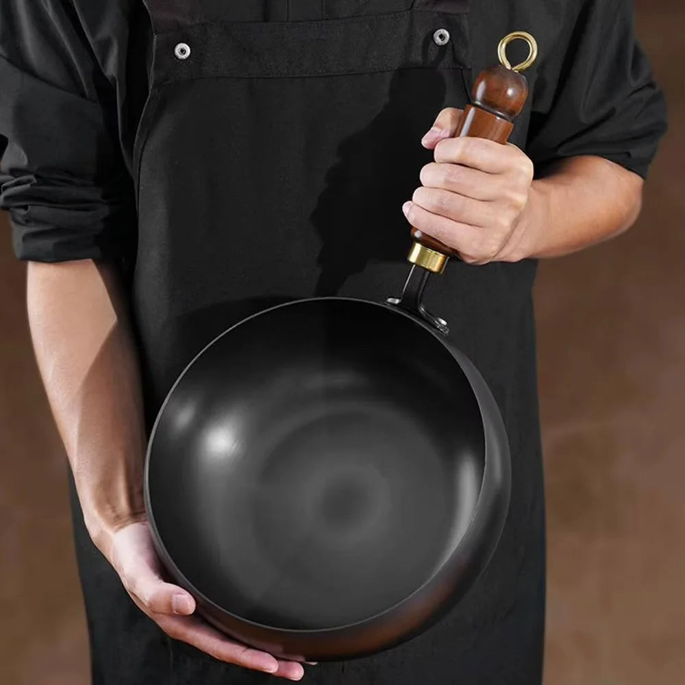 Deep Iron Wok with Wooden Lid – Hand-Hammered Uncoated Belly Wok for Stir-Frying, Stewing & Searing – Best for All Hobs (26cm)