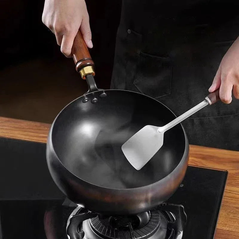 Vintage-Style Non-Stick Wok with Wooden Handle & Glass Lid (28cm) – Multipurpose Skillet for Stir-Frying, Searing, Soups, Stews & One-Pan Meals – Induction & Gas Compatible – Also Available Without Lid in 24cm & 28cm