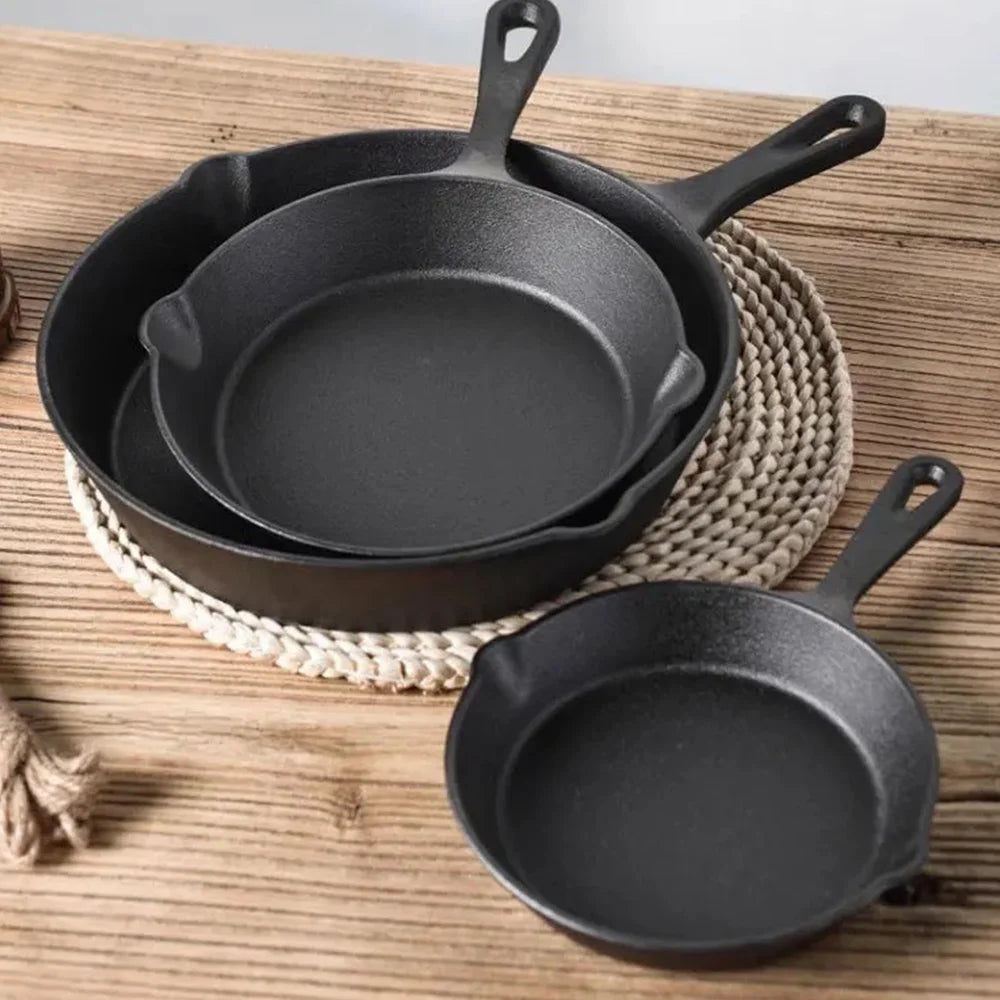 3 Piece Cast Iron Frying Pan Set with Pour Spouts – 16cm, 20cm & 26cm Skillets with Oil Brush & Glove – Ideal for Eggs, Steaks & Pancakes