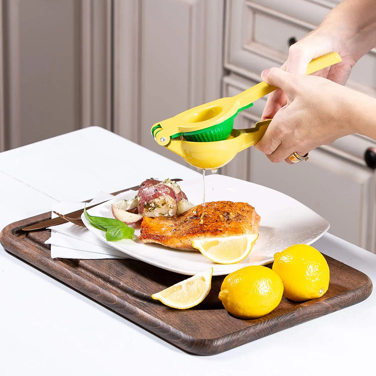 2-in-1 Aluminium Alloy Lemon Squeezer – Manual Citrus Press for Lemons, Limes & Oranges – Perfect for Fresh Juice & Dressings