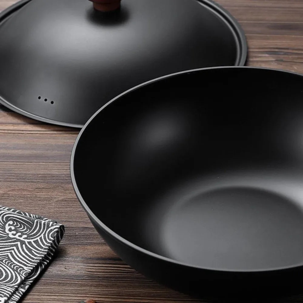 Cast Iron Wok with Lid & Wooden Handle – Traditional Hand-Forged Stir-Fry Wok with Titanium Non-Stick Finish – Perfect for Stir-Frying, Sautéing & Deep Frying (32cm)