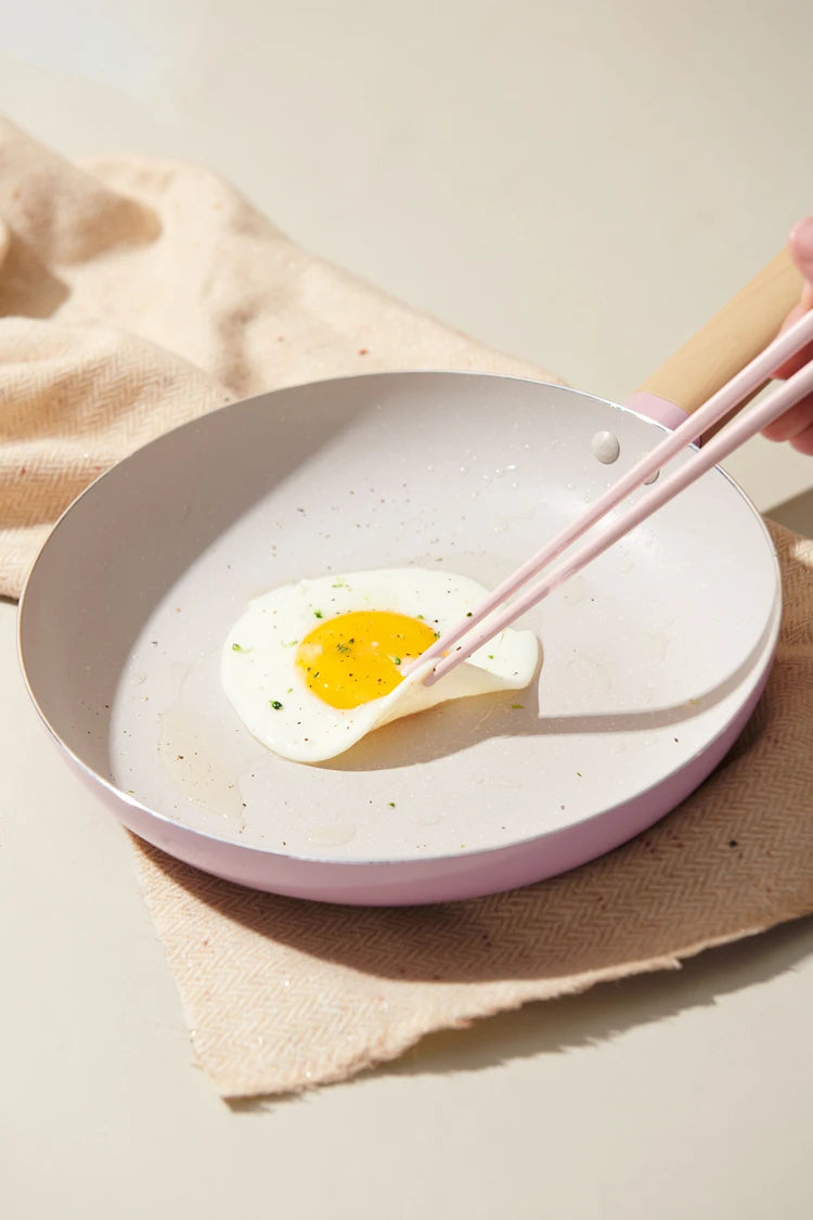 Non-Stick Frying Pan with PFAS-Free Ceramic Coating & Wooden Handle – 24cm Aluminium Alloy Omelette Pan – Works on All Cooktops: Induction, Gas & Electric – Available in White or Pink