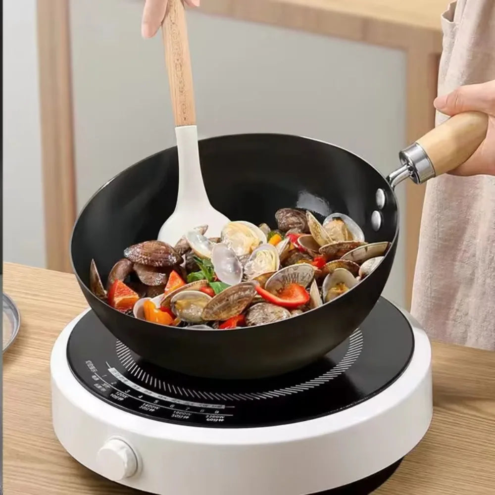 Small Iron Wok with Wooden Handle – Uncoated Deep Stir-Fry Pan for Gas & Induction – Best for Student Flats & Small Kitchens – Available in 18cm, 20cm, 24cm & 26cm