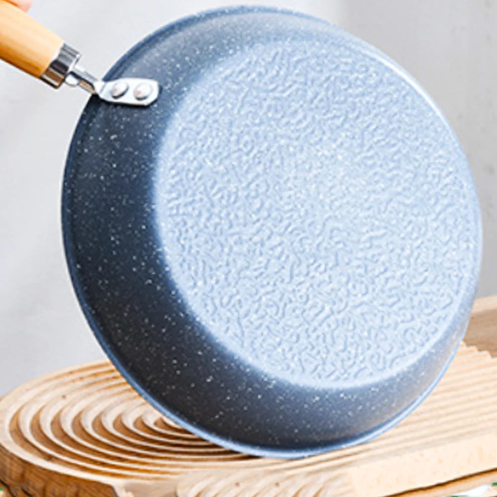 Marble-Pattern Non-Stick Frying Pan with Ergonomic Wooden Handle – Retro Hammer-Style Skillet Ideal for Eggs, Steaks, Pancakes & Daily Cooking – Compatible with Induction & Gas Stoves