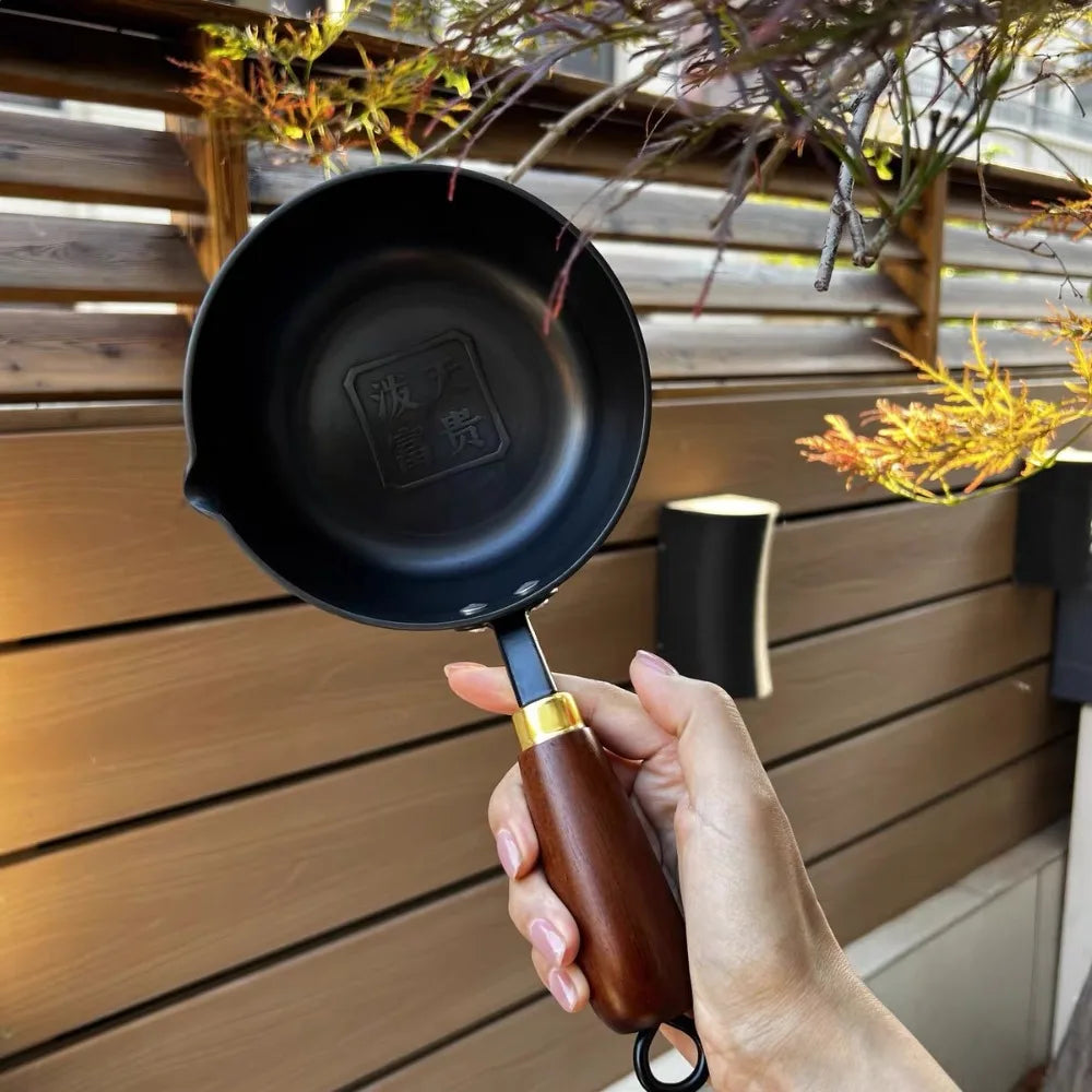 Cast Iron Hot Oil Pan with Wooden Handle – Uncoated Mini Butter Melting Pot & Omelette Pan – Ideal for Sizzling Oil, Sauces & Eggs – Available in 12cm, 14cm & 16cm