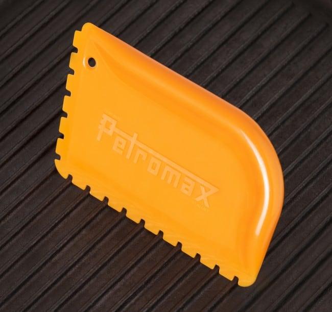 Scraper with Ridges for Cast Iron